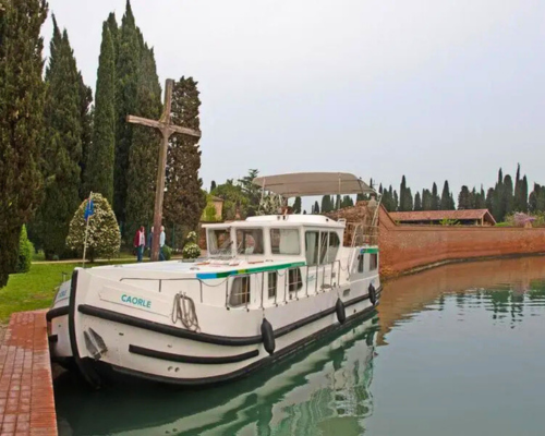 Anleger vor dem Kloster in Francesco-del-Desserto Anleger vor dem Kloster in Francesco-del-Desserto