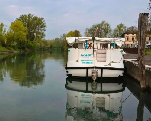 Anleger vor dem Restaurant in Cendon