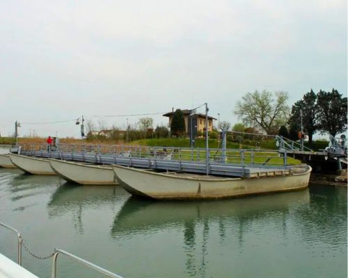 Brücke mit Stahlbooten in Caposile Brücke mit Stahlbooten in Caposile