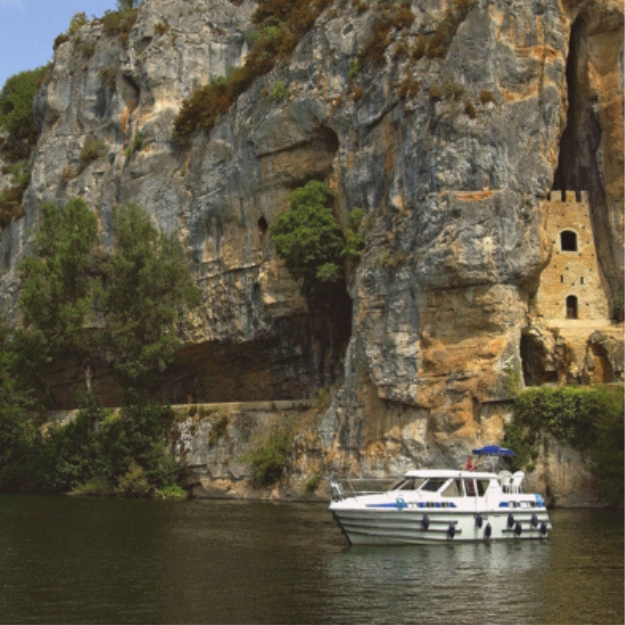 Hausboot vor einem Felsen