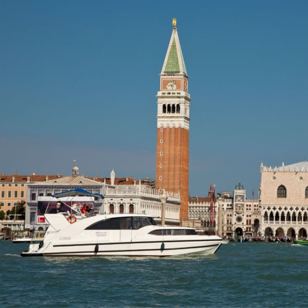 Hausboot vor dem Markusplatz in Venedig