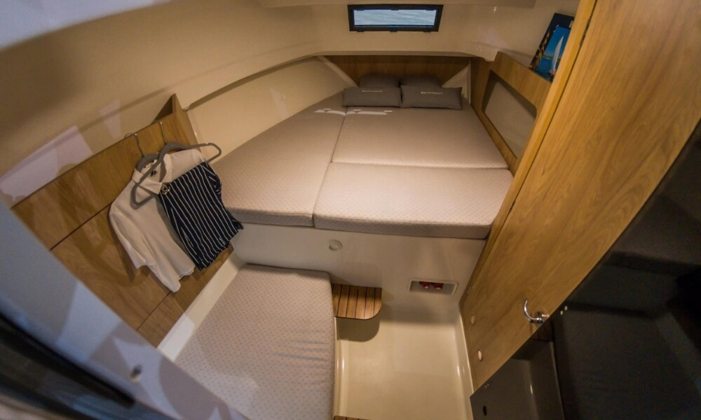 Kabine und Bett des Hausboots Suncamper 35