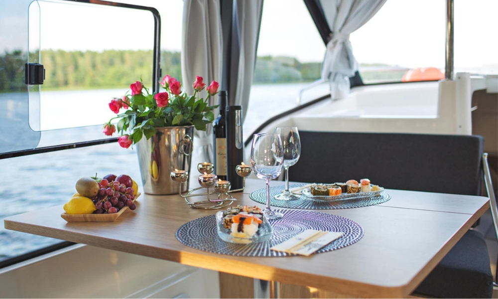 Innenraum des Hausboots Suncamper 35